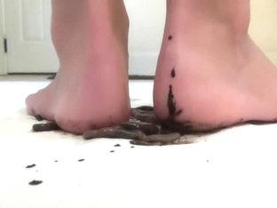 Giantess girlfriend barefoot crush
